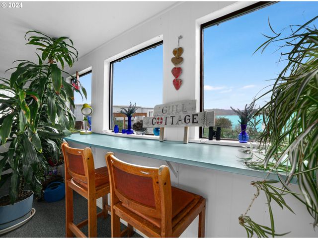 955 Ne MILL St, Waldport, OR 97394