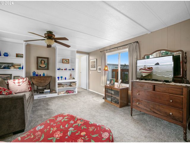 955 Ne MILL St, Waldport, OR 97394