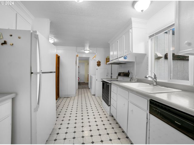 955 Ne MILL St, Waldport, OR 97394