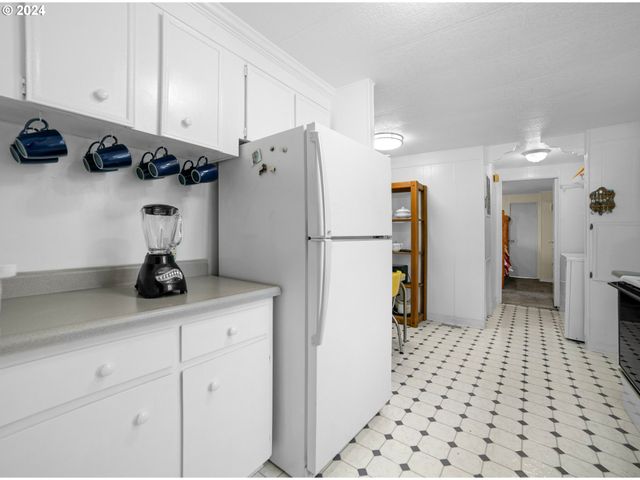 955 Ne MILL St, Waldport, OR 97394