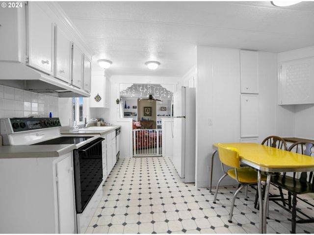 955 Ne MILL St, Waldport, OR 97394