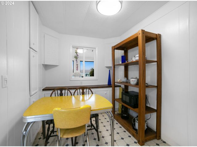 955 Ne MILL St, Waldport, OR 97394