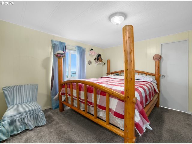 955 Ne MILL St, Waldport, OR 97394