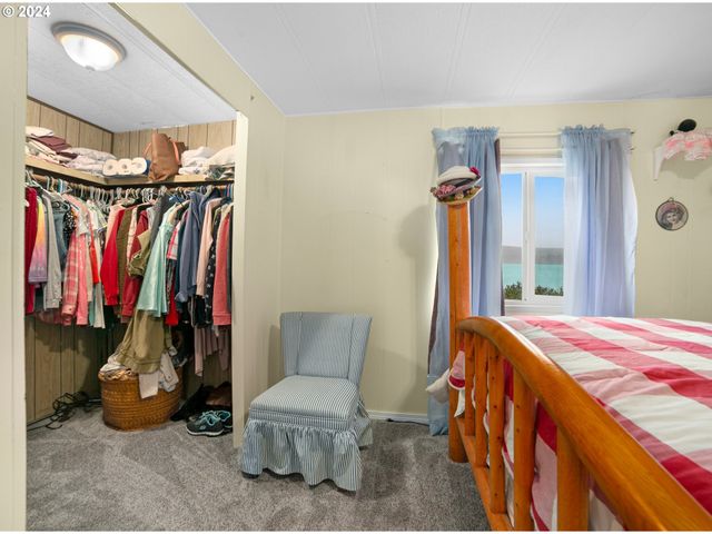 955 Ne MILL St, Waldport, OR 97394