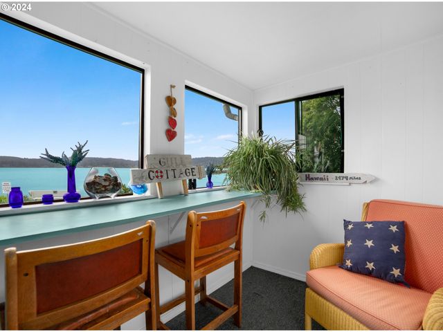 955 Ne MILL St, Waldport, OR 97394