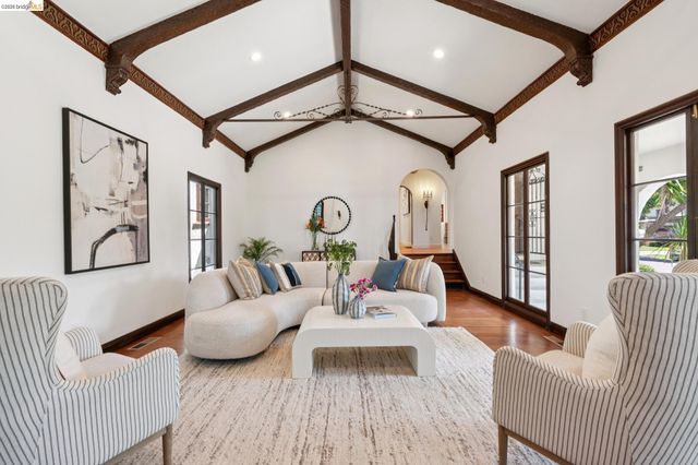 6000 Rockridge Blvd, Oakland, CA 94618