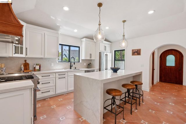 6000 Rockridge Blvd, Oakland, CA 94618