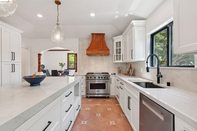 6000 Rockridge Blvd, Oakland, CA 94618