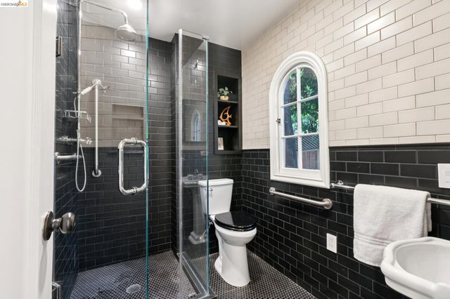 6000 Rockridge Blvd, Oakland, CA 94618