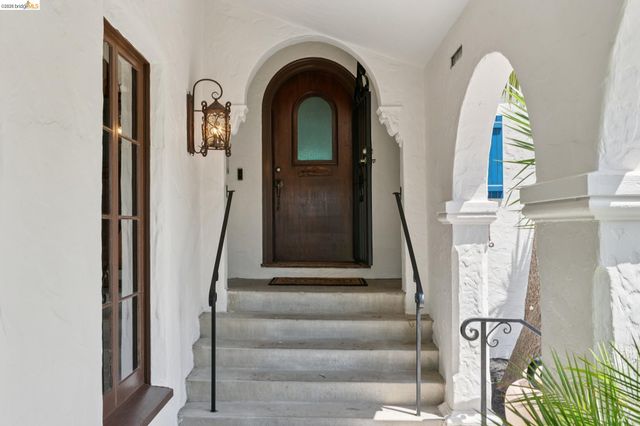 6000 Rockridge Blvd, Oakland, CA 94618