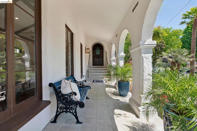 6000 Rockridge Blvd, Oakland, CA 94618