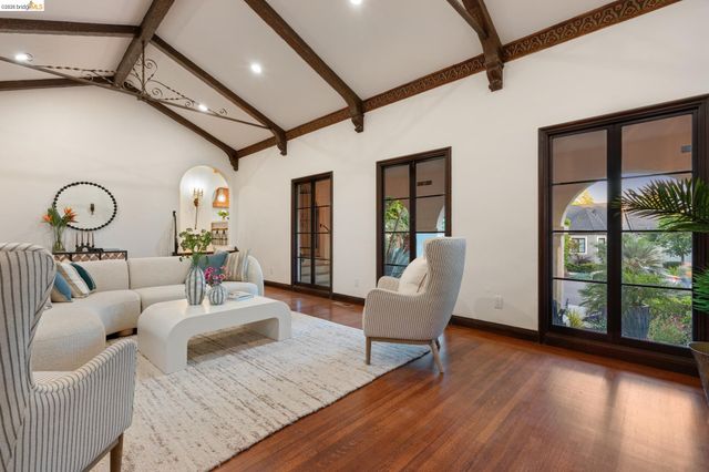 6000 Rockridge Blvd, Oakland, CA 94618