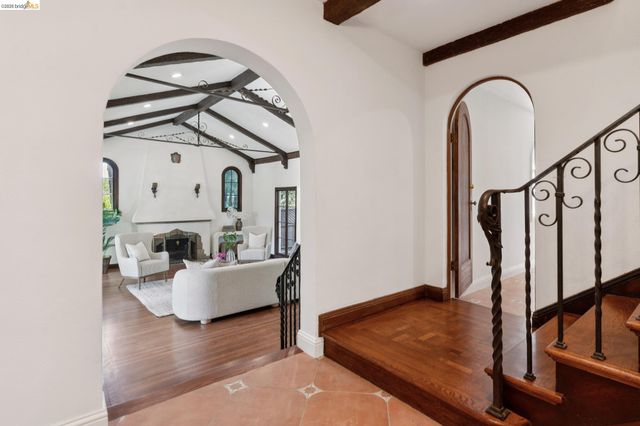 6000 Rockridge Blvd, Oakland, CA 94618