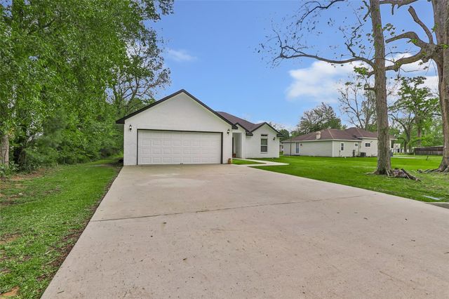 451 County Road 2358, Hardin, TX 77575