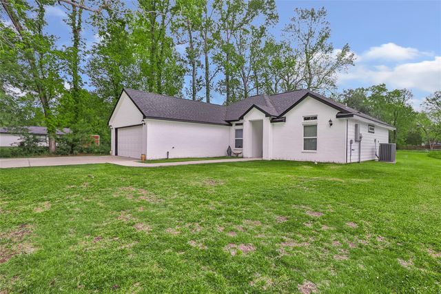 451 County Road 2358, Hardin, TX 77575