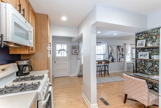 3 LAKEVIEW Drive, Mundelein, IL 60060