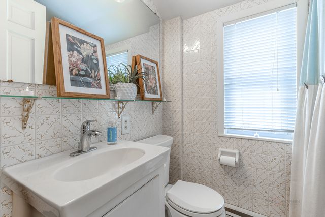 3 LAKEVIEW Drive, Mundelein, IL 60060