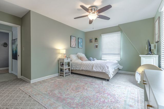 3 LAKEVIEW Drive, Mundelein, IL 60060