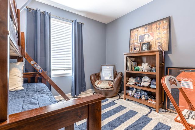 3 LAKEVIEW Drive, Mundelein, IL 60060