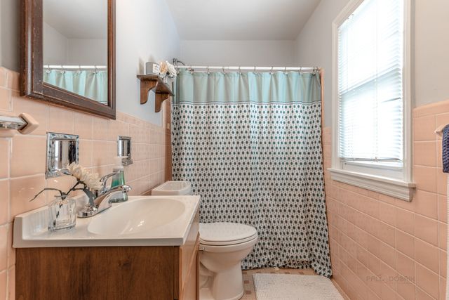 3 LAKEVIEW Drive, Mundelein, IL 60060