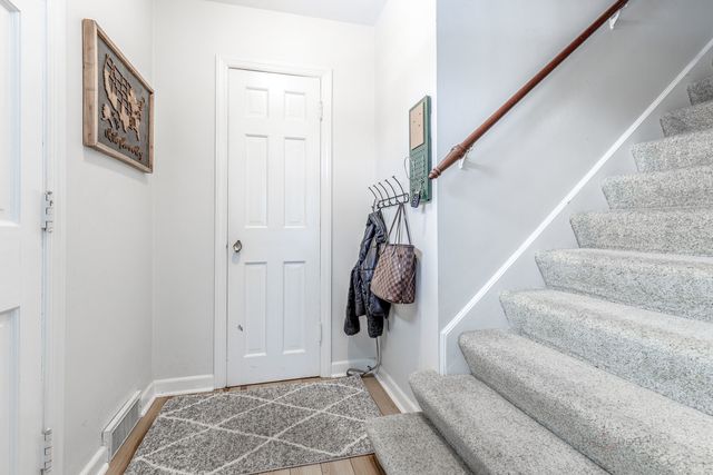 3 LAKEVIEW Drive, Mundelein, IL 60060