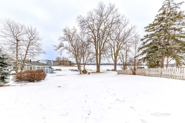 3 LAKEVIEW Drive, Mundelein, IL 60060