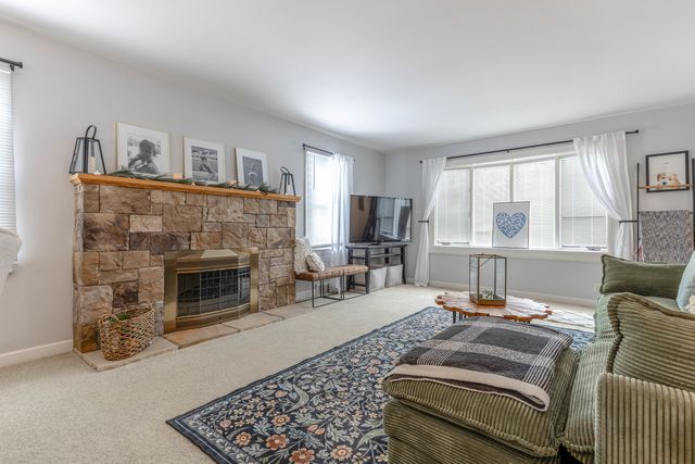 3 LAKEVIEW Drive, Mundelein, IL 60060