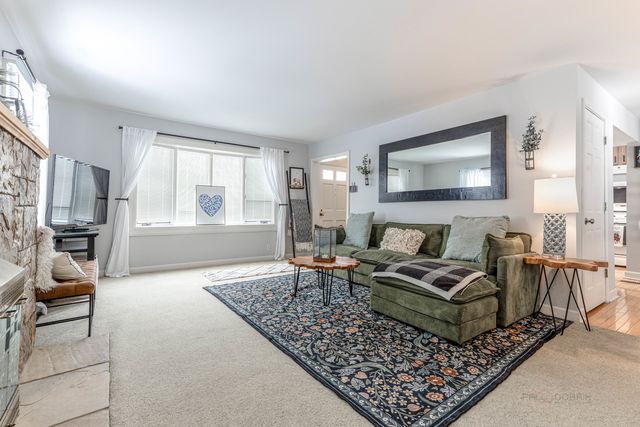 3 LAKEVIEW Drive, Mundelein, IL 60060