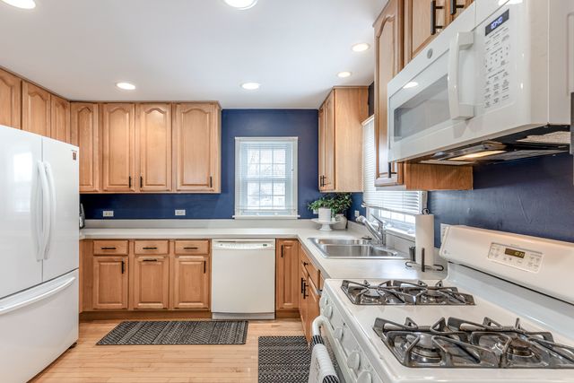 3 LAKEVIEW Drive, Mundelein, IL 60060