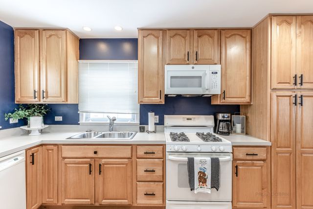 3 LAKEVIEW Drive, Mundelein, IL 60060