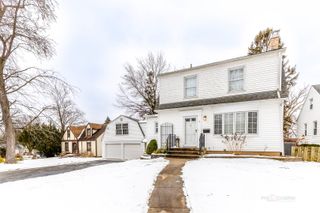 3 LAKEVIEW Drive, Mundelein, IL 60060