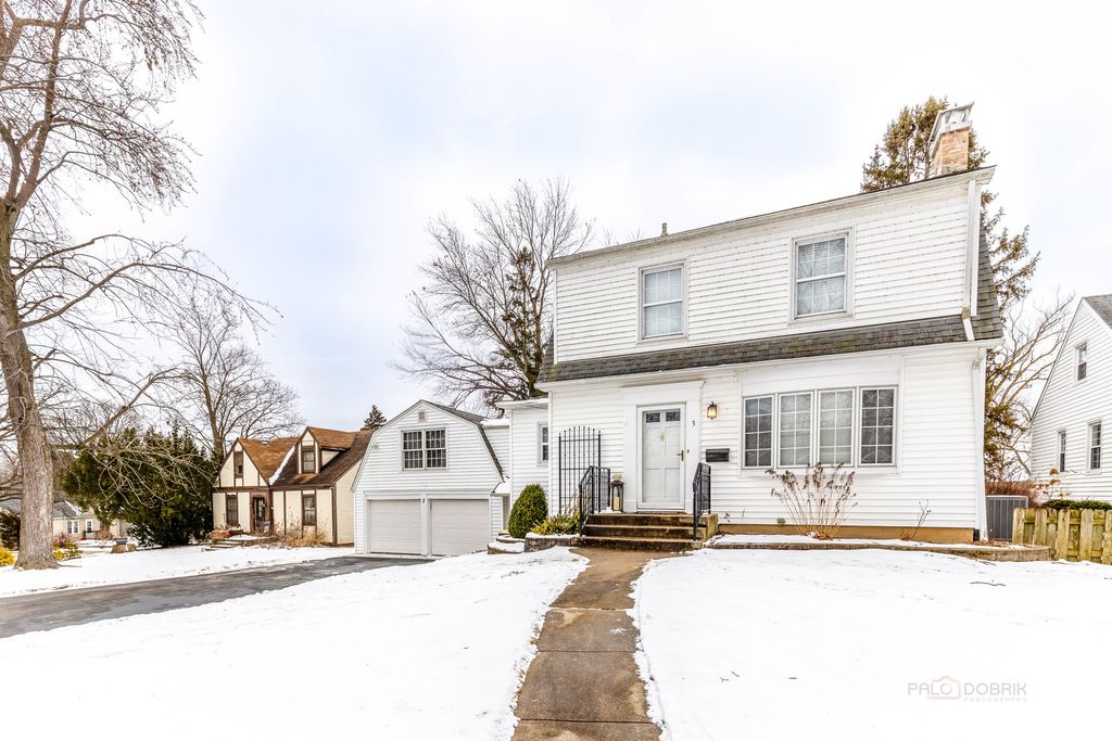 3 LAKEVIEW Drive, Mundelein, IL 60060