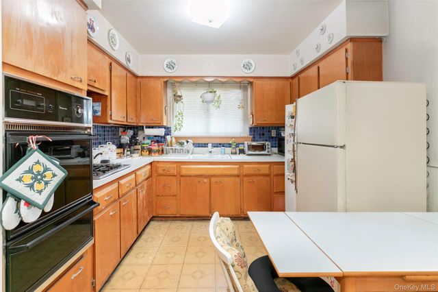 810 Neill Avenue, Bronx, NY 10462