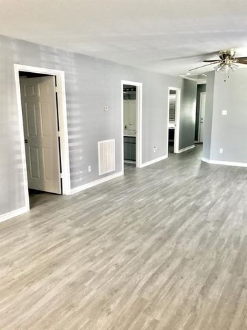 114 E Wilkins Street, League City, TX 77573