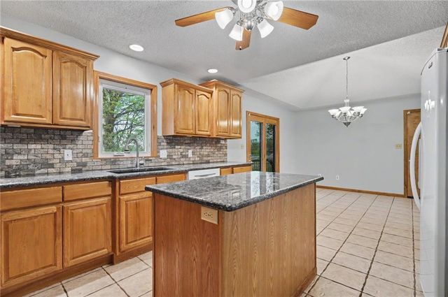 815 Kouns Lane, Edwardsville, KS 66111