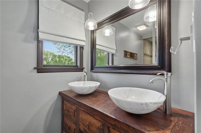 815 Kouns Lane, Edwardsville, KS 66111