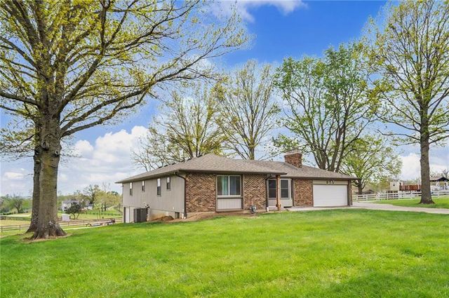 815 Kouns Lane, Edwardsville, KS 66111