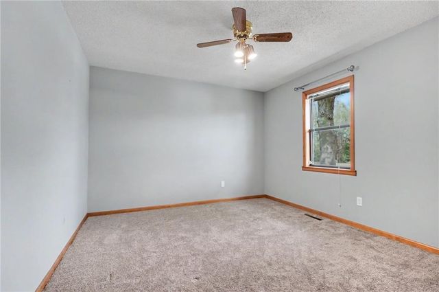 815 Kouns Lane, Edwardsville, KS 66111