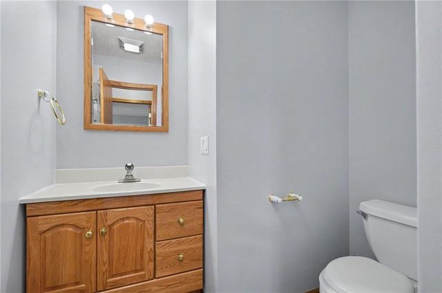 815 Kouns Lane, Edwardsville, KS 66111