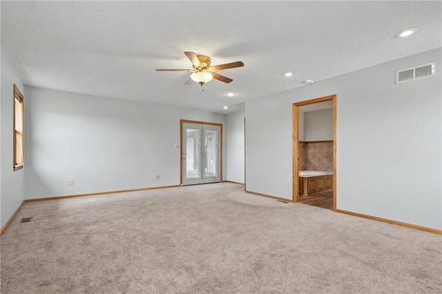 815 Kouns Lane, Edwardsville, KS 66111