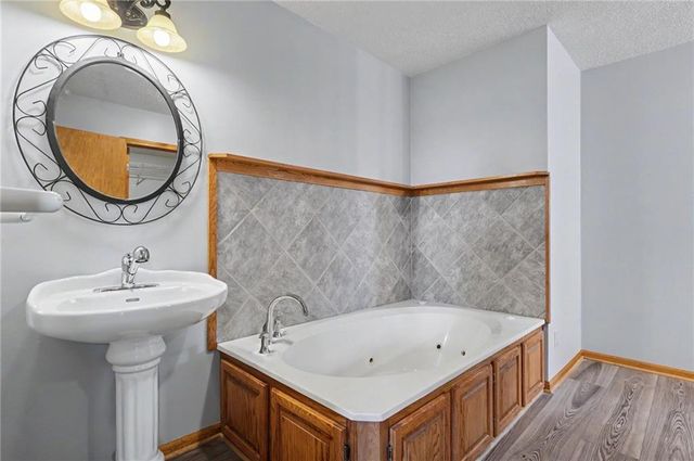 815 Kouns Lane, Edwardsville, KS 66111