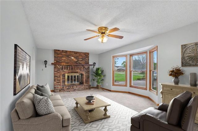 815 Kouns Lane, Edwardsville, KS 66111