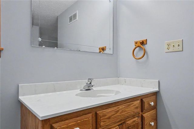 815 Kouns Lane, Edwardsville, KS 66111