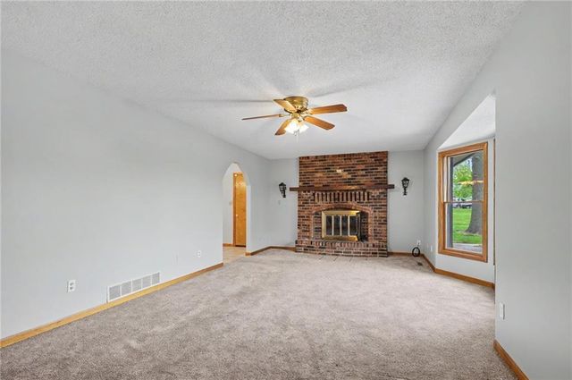 815 Kouns Lane, Edwardsville, KS 66111