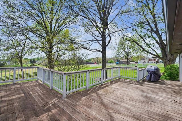 815 Kouns Lane, Edwardsville, KS 66111