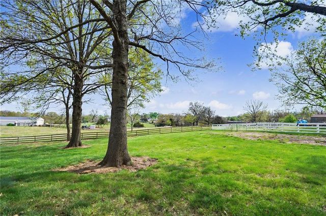 815 Kouns Lane, Edwardsville, KS 66111