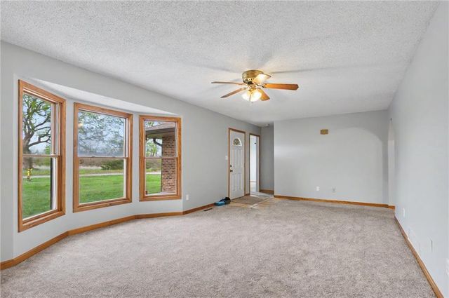 815 Kouns Lane, Edwardsville, KS 66111