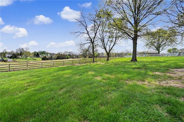 815 Kouns Lane, Edwardsville, KS 66111