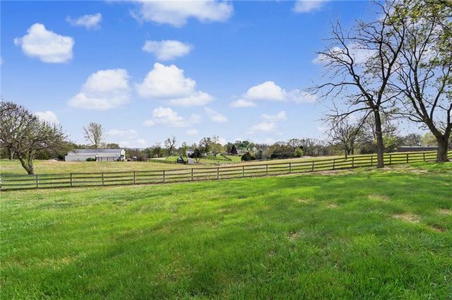 815 Kouns Lane, Edwardsville, KS 66111