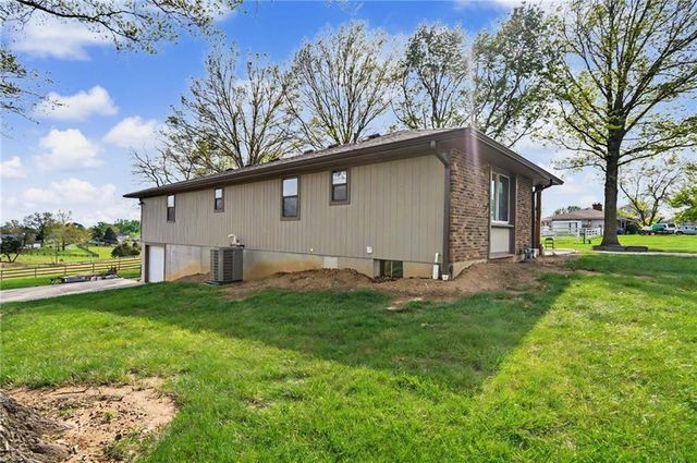 815 Kouns Lane, Edwardsville, KS 66111